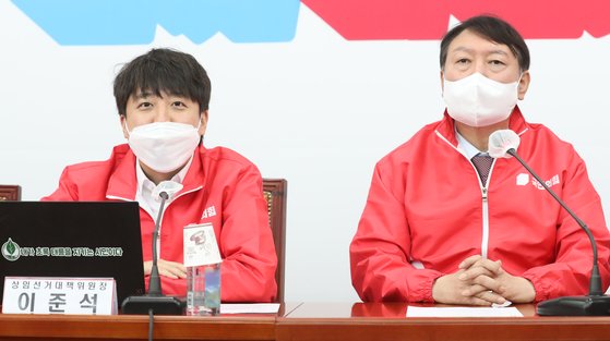 윤석열 국민의힘 대선후보(오른쪽)과 이준석 대표. 임현동 기자
