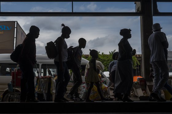 남아프리카공화국의 소웨토에서 택시에 탑승하기 위해 기다리고 있는 이들이 마스크를 착용하고 있다. [AP=연합뉴스]