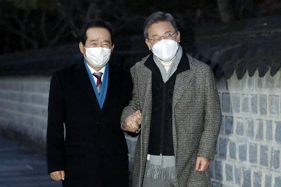 ‘매타버스(매주 타는 민생 버스)’ 전북지역 순회에 나선 이재명 더불어민주당 대선 후보가 3일 전북 전주 한옥마을 종로회관에서 정세균 전 국무총리와 만찬을 하기 위해 손잡고 걸어오고 있다. 뉴스1