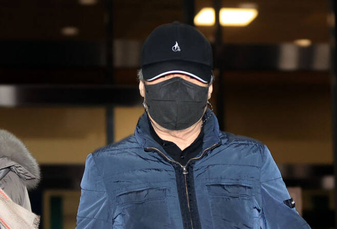 윤우진 전 용산세무서장이 지난달 26일 서울중앙지검에서 피의자 조사를 받은 뒤 청사를 빠져나오고 있다. 연합뉴스