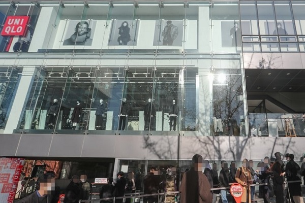 지난 11월 12일 오전 서울 시내 한 유니클로 매장 앞에서 시민들이 이날 판매를 시작한 유니클로x질 샌더 협업 제품 구매를 위해  줄을 서 있는 모습. / 사진 = 연합뉴스