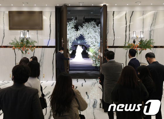 17일 서울의 한 예식장에서 시민들이 식장 밖에서 결혼식을 바라보고 있다. 기사 내용과 직접 관련 없음. /사진 = 뉴스1
