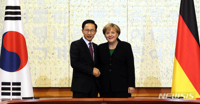 [서울=뉴시스] 이명박 대통령과 앙겔라 메르켈 독일 총리가 2010년 11월 11일 오후 청와대에서 정상회담을 갖고 있다. (사진=뉴시스 DB) 2021.12.03. photo@newsis.com