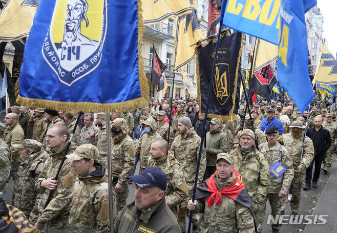 [키예프(우크라이나)=AP/뉴시스]우크라이나 수호의 날인 지난 10월14일 우크라이나의 참전 용사들이 수도 키예프의 기념 집회에 참가, 시내를 행진하고 있다. 2021.11.24