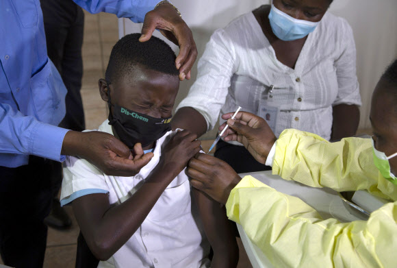남아프리카공화국 요하네스버그에서 지난 21일(현지시간) 한 아동이 화이자 백신을 접종받고 있다.요하네스버그 AP 연합뉴스