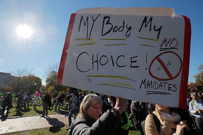 11월7일 미국 매사추세츠주에서 코로나19 백신접종 의무화에 반대하는 시위가 벌어지고 있다. ⓒAP Photo