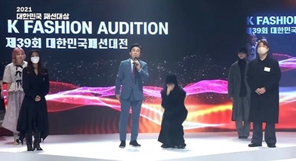 On the afternoon of the afternoon, the 2021 Korea Fashion Awards ceremony was held at the textile center in Daechi-dong, Gangnam-gu, Seoul.Mnet Street Woman The Fighter (abbreviated Swoopa) has been criticized for proceeding to pay for Dancer no:ze (real name No Ji-hye), who caused Hey Mama syndrome.On this day, Kim Hyun-wook was invited to celebrate the awards ceremony, There is a famous person (here).In fact, I paid a lot of money and called him no:ze, but it didnt work. I put Hat on it again. I dont know why he put Hat on it.I wish I had let him dance once, but I am sorry. Then, toward the no:ze that came out to the center of the stage, Why did you write Hat?I had to be nice when I was wearing Hat, but no one knew it was no:ze even though I was the first runner to step out and bow my head. No:ze wrote to look cool.I have been on stage a lot with dance, but it is a show of a different atmosphere, so I was nervous and I saw the ground. Also, Kim Hyun-wook asked, Did you practice walking? No:ze said, No.I thought it would be artificial if I practiced, so Id rather do what I wanted.Kim Hyun-wook then asked no:ze to show Woking again. No:ze showed Woking again.Kim Hyun-wook said, It is different from Model. Walking is similar to walking.What is shocking is the later statement: Kim Hyun-wook suddenly told no:ze, Can you show me a dance for a while, because thats my major.In the sense of congratulations, he was embarrassed by the situation where he had to dance in a place where he was not the main character.It is an incredible level of progress that is from a public broadcasting announcer.I tried to laugh and try to solve the situation pleasantly, but the people who are excited and are watching it are uncomfortable.It is not known whether the event is not known or whether it is a self-help service to offer customized services for the organizers.However, the worst progress to be discussed with Kim Hyon-book is unlikely to be stigmatized.Meanwhile, Kim Hyun-wook is a Broadcaster from KBS 26th public bond announcer in 2000; he left the company in 2011 and is broadcasting and event.