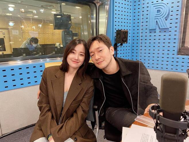 Son Seok-gu and Jeon Jongseo appeared on SBS Power FM Hwa-Jeong Chois Power Time (hereinafter referred to as Choi Fata) on the 3rd and talked.DJ Hwa-Jeong Choi said: Its your first time, Im a fan. Its so nice to see you two in Choi Fata for filming.Both of you are very innocent. Hwa-Jeong Choi then said, The material that I met through the date application is fresh. Son Seok-gu said, I saw the friends around me do it a few times.Love is funny to listen to. There are friends who have sick memories and friends who are happy to be good. When Hwa-Jeong Choi asked about the Love type, Son Seok-gu said, I think its a real case-by-case, which is well assimilated depending on which opponent.There were times when I did a dirty love, and I did a peaceful love quietly and various. I think that Love, which was like a war (after breaking up), is more thoughtful, Son Seok-gu added, laughing.I feel like I meet purely, said Jeon Jongseo, who did not hide his smile on Love Style. I show it all and share a lot. (If you break up), the theorem seems to cool down, he replied.Asked by a listener asking for Chemie as their opponent Actor, the two said they were very good.Son Seok-gu said, I talked to you several times in other places, but I thought it was a person with similar emotions. I thought I would act like a conversation from the beginning and come out like a real person.Jeon Jongseo said, My sisters who make hair around me are going to meet with Son Seok-gu Actor. There are so many female fans. What charm is it?I did, but I think I know it because I met and talked and shot all the movies. Then one listener asked, Did you two have a moment when they were standing at 0.05 seconds for a very short time? Son Seok-gu and Jeon Jongseo all shouted YES.Son Seok-gu said, I personally re-photographed the last part of the movie, as you know those who have seen the movie.I took a long time and took it again and I saw it for a long time, but it was very fun and fun. I think the first time I met him, I was not really close to him, and it was a strange and first meeting, said Jeon Jongseo.But I also re-shot it, he said, according to the behind-the-scenes.Meanwhile, on the same day, Jeon Jongseo admitted his devotion to director Lee Chung-hyeon after finishing the radio.We have developed into a couple with good feelings recently with Lee Chung-hyeon, said Jeon Jongseo.The two met as directors and actors in the 2020 film Ashley Cole.Two people who met with Ashley Cole and became a couple started their devotion, and the love style that Jeon Jongseo revealed directly on the radio gathered topics.Photo: Hwa-Jeong Chois Power Time Official Instagram, DB
