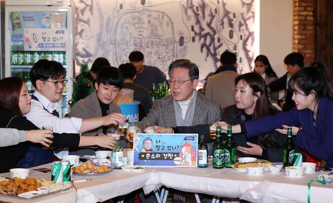 더불어민주당 이재명 대선후보가 3일 전북 전주시 '가맥집(슈퍼마켓 형식의 맥주집)'에서 열린 2030 청년들과의 쓴소리 경청시간'에서 술을 마시고 있다. /연합뉴스