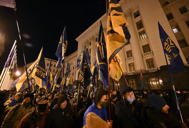 우크라이나 야당 당원들이 1일(현지시간) 수도 키예프의 대통령 관저 앞에서 볼로디미르 젤렌스키 대통령을 비난하는 시위를 벌이고 있다. /연합뉴스