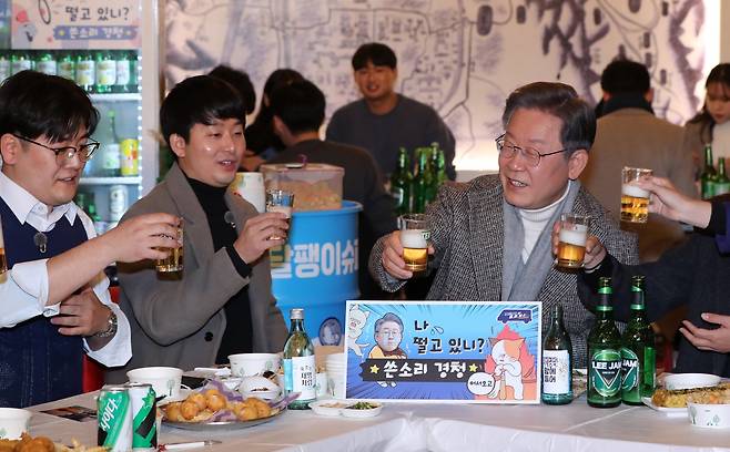 더불어민주당 이재명 대선후보가 3일 전북 전주시 '가맥집(슈퍼마켓 형식의 맥주집)'에서 열린 2030 청년들과의 쓴소리 경청시간'에서 술을 마시고 있다. 연합뉴스