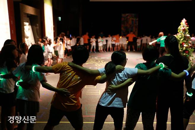 심리 치유 프로그램에 참가한 청소년들이 어깨동무를 하고 있다.(사진은 기사 내용과 관련 없음) / 경향신문 자료사진