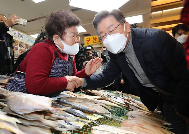 더불어민주당 이재명 대선후보가 4일 전북 군산시 공설시장을 방문, 상인의 말을 경청하고 있다. / 사진 = 연합뉴스