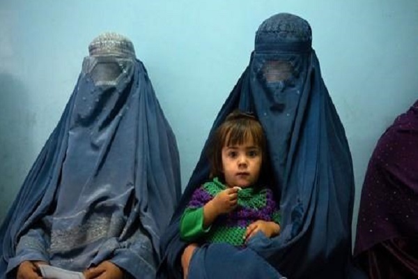 아이를 안고 있는 아프가니스탄 여성 / 사진 = 연합뉴스
