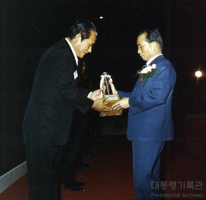 박정희 대통령 수출의날기념식참석트로피수여1(1973)
