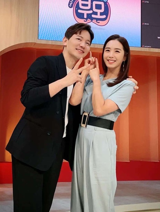 Lee Ji-ae, an anchor broadcaster, and MBC announcer Kim Jung-geun have been judged to have been tested positive for Covid19, and the recent recent situation of inviting juniors to their homes has been reexamined and netizens are criticizing.According to Lee Ji-ae agency Steit Entertainment on the 2nd, Lee Ji-ae is on the verge of being judged by Covid19 tested positive.The agency said, Lee Ji-ae was being treated with basic disease, so he was coordinating the vacine inoculation schedule.Her husband, Kim Jung-geun, was also known to have not hit Vacine because of the basic disease.However, Lee Ji-ae confirmed on November 29 that he invited his juniors to his house and enjoyed meeting with No Mask.The photo shows Lee Ji-ae, who does not wear a mask and massages his junior.In addition, the landlord did not meet Vaccine, but the juniors visited PCR Inspection at the time.Lee Ji-ae said, My sisters who want to give generously  Covid19 situation When I get better, I will see you when I get better. I am worried that it is a house with children.I am a younger brother than me, but I am saddened by the swollen and hardened things here and there, so I massage them.As the criticism poured out, Lee Ji-ae deleted the post. Netizens said, I wonder what basic disease you have.I am very curious about the basic disease that does not fit Vacine well, but Vacine is very good at it.  Vacine is not right, I do not wear masks more than I do, and I look at recent posts. Vacine no, mask no, responsibility no  If you were not going to wear it, you should have been hit by Vacine. 