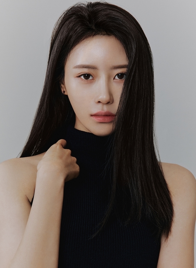 A new Profile photo of Antennas new family Lee Mi-joo has been released.Antenna, a subsidiary, released a new profile photo of Lee Mi-joo on the official SNS on December 3.Lee Mi-joo in the public profile photo showed off his various charms by completely digesting two stylings.First Lee Mi-joo emanated a sophisticated and calm charm with a black sleeveless turtleneck.Especially, the deep eyes and the urban atmosphere showed the charm of Lee Mi-joo, who grew even more.In another photo, Lee Mi-joo had a bright and fresh atmosphere with bright blue cardigans and white jeans.Lee Mi-joo, who has been loved by various entertainers with his energetic charm, has added a unique atmosphere and captivated his attention.Lee Mi-joo, who showed a variety of charms with his new Profile photo, recently signed an exclusive contract with Antenna and announced his active activities.