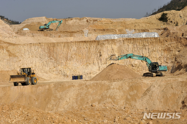 【간현(중국 장시성)=AP/뉴시스】4일 중국 국가발전개혁위원회(NDRC)가 희토류 업계 전문가와 회의를 열고 수출 규제 방안을 논의했다. 지난 2010년 12월30일 중국 장시성 간현의 한 희토류 광산에서 채굴이 진행되고 있다. 2019. 06.05