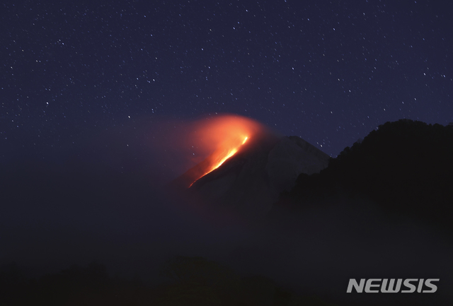 [자카르타=AP/뉴시스] 저속 셔터로 촬영한 사진에 11일(현지시간) 인도네시아 욕야카르타(족자카르타) 슬레만의 므라피 화산 분화구에서 뜨거운 용암이 분출돼 흘러내리고 있다. 므라피 화산은 인도네시아에 있는 120여 개의 활화산 가운데 가장 활발한 화산으로 꼽힌다. 2021.08.11.