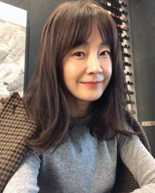 Actor Myung Se-bin joins the ranks of the absurd.Myung Se-bin posted several articles and photos on his instagram on the 4th, A cup of coffee after going to the Christmas Tree market.The photo posted by Myung Se-bin is a self-portrait of herself sitting in a cafe for a while after going to the market to buy The Christmas Tree.Myung Se-bin, who was drinking coffee to warm herself up in the cold weather, showed her age of 47, while her moist and firm skin proved her beauty.But Myung Se-bin said, I am a swollen face. He self-disgraced his beauty.In particular, Myung Se-bin said, I am afraid to take a point self-portrait.On the other hand, Myung Se-bin played the role of Haeindang Lee in MBN Bossam - Stealing Destiny.