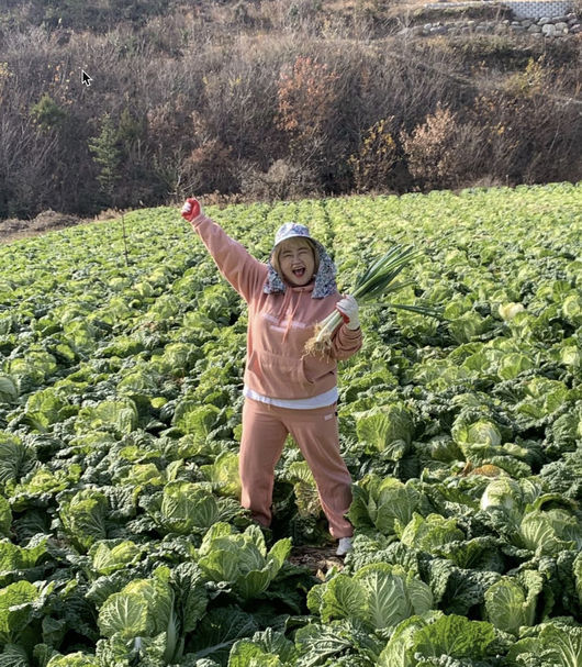 Broadcaster Hong Yoon Hwa has revealed his happy routine.Hong Yoon Hwa posted a picture on his SNS on the 4th with an article Yes.Hong Yoon Hwa is holding a wave in the cabbage field and making a happy smile; Hong Yoon Hwas energetic energy makes the viewer happy.Hong Yoon Hwa and Kim Tae-won are announced to join the iHQ entertainment program, Delicious Guys. The first recording of the two joining will be held on December 2.