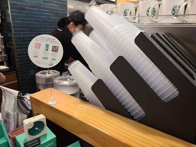 서울 중구 스타벅스 시청플러스점에서 지난 8일 파트너가 리유저블 컵에 음료를 담고 있다.
