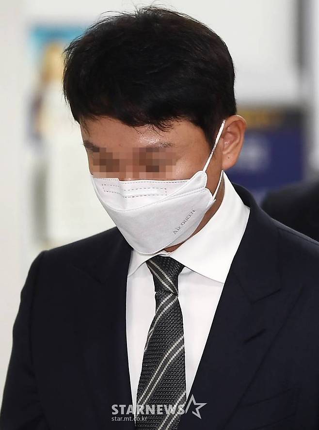 According to the legal system, the 14th detective of Suwon District Court will open the first trial of the Judgment for a total of six people including the suspicion of special assault teacher of Manned analysis on the 22nd.Earlier in the November 16 decision hearing, the prosecution sought a prison sentence of eight months in prison for Manned analysis.The charge of special assault teacher of Manned analysis is that Seungri called a gang member to a group chat room including Manned analysis in the process of having a dispute with his acquaintances during a drinking party in a car in Gangnam, Seoul late on December 30, 2015, It is related to the addition of the indictment.At the time, the military prosecutors indicted the allegations against Seungri and Manned analysis before the witness newspaper on suspicion of prostitution and embezzlement in January, and have been investigating the charges for the trial.The Burning Sun trial, which Manned Analysis abandoned the appeal, was finalized on February 26, and the special assault teacher trial was filed on December 24, 2020 and began its first trial on May 12.The trial has already ended its arguments for the remaining five, except Manned Analysis, through its third hearing on October 13.The other five people who had been tried with Manned analysis were suspected of participating in special assaults or were tried on charges of violating the Road Traffic Act (unlicensed driving), but on June 11, they completed three arguments against two people and only Manned analysis continued the trial.Victory, who had been tried in a military court on charges of special assault teachers along with Manned analysis, ended with a three-year prison sentence.At that time, the military prosecutors carefully pointed out the CCTV footage that had been around for more than 40 minutes in the trial, stopped and stopped, and carefully pointed out the contacts of the victims somewhere during the victory, when the gangsters came in around the restaurant, when Jung Joon-young Choi Jong-hoon and other party members appeared together. He also questioned me about it.The victory side said, There is no connection at all.However, the court said that the special assault teacher of victory was also admitted, In conclusion, it is acknowledged that the victory (in the state of anger) has contacted someone directly to threaten Victims, and Manned analysis also seems to have known that he called for organized gangs.Victims also acted in such a way as to push his shoulder into the corner when he saw the situation where he was damaged, and the statement about such a technique and crime was concrete and not contradictory. The trial is ahead of the second round of legal work with the submission of an appeal.With Victory serving the prison sentence The Judgment, it is noteworthy what the courts conclusions about Manned Analysis will be.