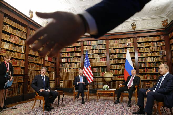 조 바이든(왼쪽에서 세번째) 미국 대통령과 블라디미르 푸틴(오른쪽에서 두번째) 러시아 대통령이 지난 6월 16일 스위스 제네바에서 정상회담을 하고 있다. /AP·연합뉴스