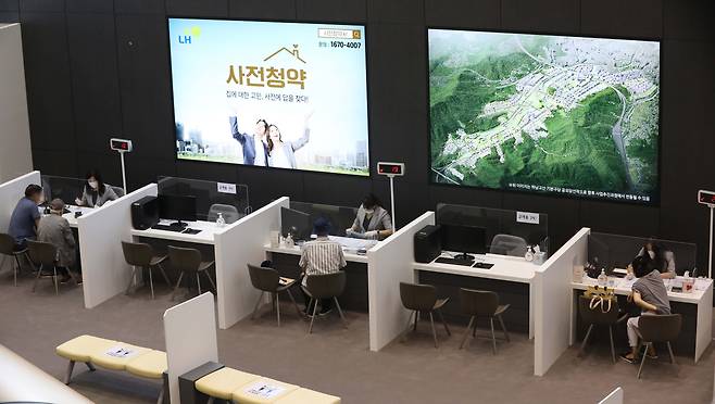3기 신도시 사전청약 현장 접수가 진행되는 모습. /연합뉴스