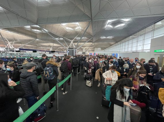 영국 런던 인근의 스탠스테드 공항이 지난달 10일(현지시간) 항공기를 탑승하려는 승객들도 크게 붐비고 있다. 영국은 4일 오미크론변이 확산을 억제하기 위해 영국에 입국하려는 이들은 코로나19 백신 접종 여부와 관계없이 출발전 모두 코로나19 검사를 의무적으로 받도록 했다. 로이터뉴스1