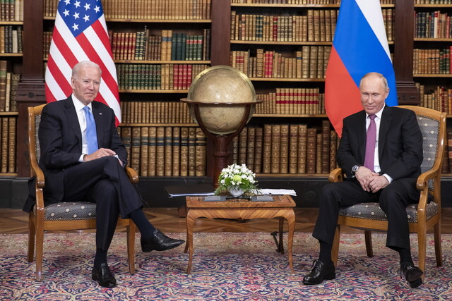 조 바이든(왼쪽) 미국 대통령과 블라디미르 푸틴 러시아 대통령이 지난 6월16일(현지시각) 스위스 제네바의 ‘빌라 라 그랑주’에서 첫 정상회담을 시작하면서 사진 촬영에 응하고 있다. 제네바/EPA 연합뉴스