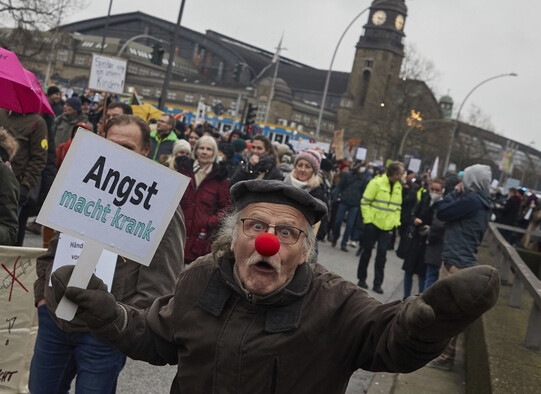 4일 독일 함부르크에서 정부의 방역 강화조치에 항의하는 시위가 벌어지고 있다. 시위자가 든 팻말에 “불안이 너를 아프게 한다”고 적혀있다. 함부르크/AP 연합뉴스