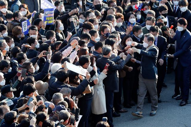 이재명 더불어민주당 대선후보가 5일 전북 진안군 인삼상설시장을 방문해 시민들과 인사하고 있다. 뉴시스