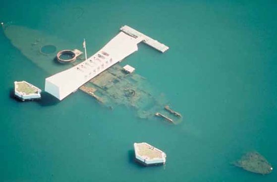 진주만 공격 때 침몰한 미국 해군의 전함 애리조나함 위에 만든 애리조나함 기념관. 기념관 벽에 애리조나함 1177명의 장병 이름이 새겨져 있다. 이처럼 진주만 수심은 얕다. USGS