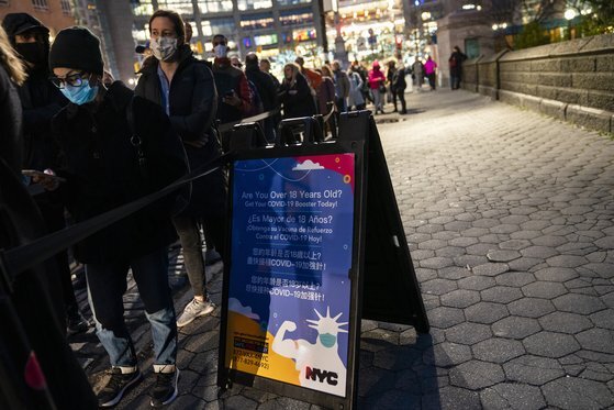 지난 2일(현지시간) 미국 뉴욕 맨해튼 센트럴파크 인근에 있는 이동식 백신 접종소 앞에 부스터샷을 맞으려는 시민들이 길게 줄을 서있다. [AP=연합뉴스]