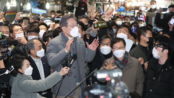 더불어민주당 이재명 대선후보가 5일 전북 정읍시 샘고을시장에서 시민들에게 지지를 호소하고 있다. 연합뉴스