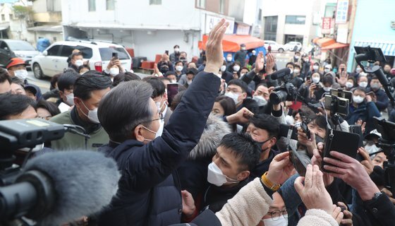 이재명 더불어민주당 대선 후보의 매타버스 전북지역 순회가 이어진 4일 전북 군산시 공설시장을 찾은 이재명 후보가 지지자들의 응원을 받고 있다. 뉴스1