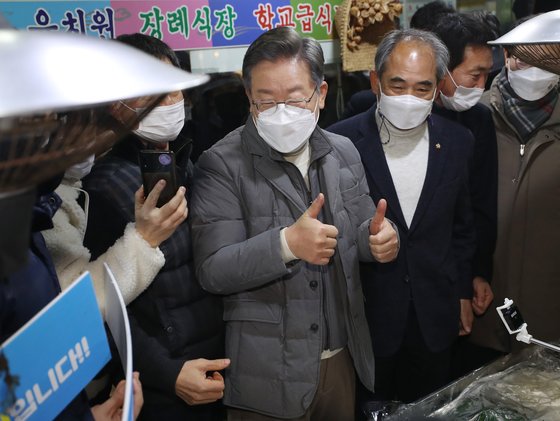 이재명 더불어민주당 대선 후보가 5일 오전 전북 정읍 샘고을시장을 방문해 상인들과 사진을 찍고 있다. 2뉴스1