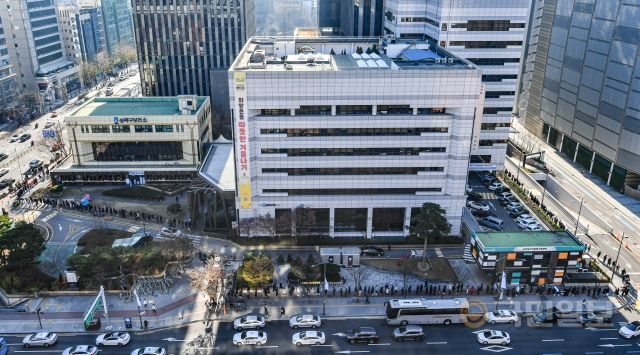 5일 서울 송파구보건소 선별진료소 앞에서 시작된 선별 검사 대기줄이 송파구청 건물 뒤의 호텔 건물까지 이어져 있다.