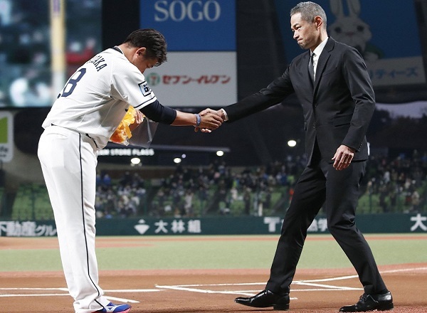 마쓰자카 다이스케(왼쪽)가 4일 일본 사이타마현 도코로자와시 메트라이프돔에서 열린 자신의 은퇴식을 찾은 스즈키 이치로에게 고개 숙여 인사하고 있다. / 사진 = 연합뉴스