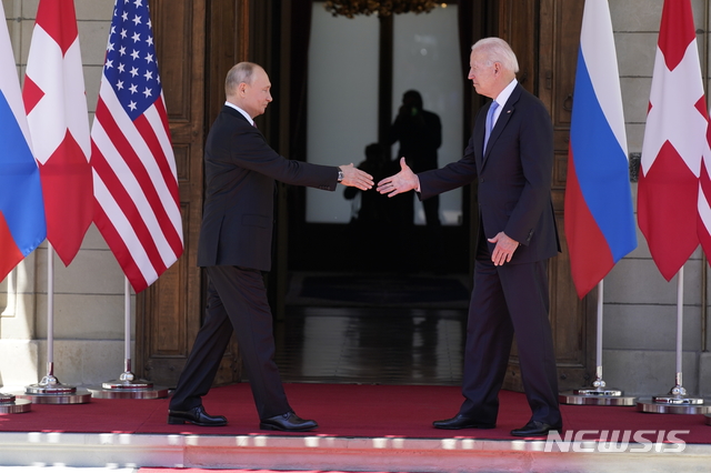 [제네바=AP/뉴시스]조 바이든(오른쪽) 미국 대통령과 블라디미르 푸틴 러시아 대통령이 16일(현지시간) 정상 회담이 열리는 스위스 제네바의 '빌라 라 그랑주'에 도착해 악수하고 있다. 2021.06.17.