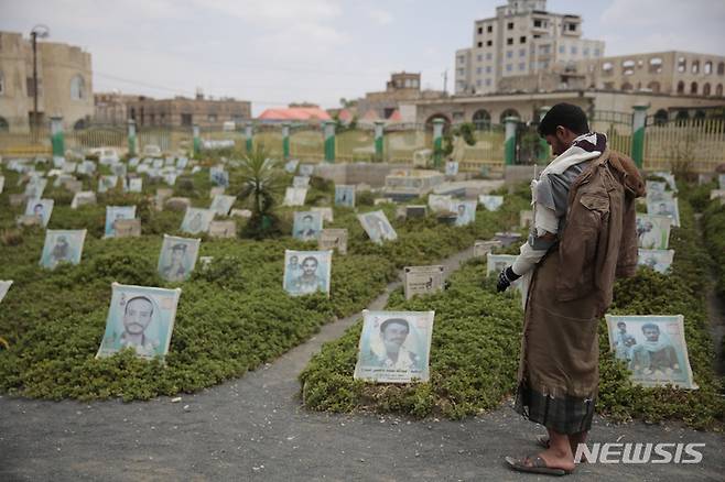 [사나=AP/뉴시스] 29일(현지시간) 예멘 사나에 있는 한 묘지에서 부상 중인 후티 반군 지지자가 최근 교전 중 사망한 그의 친척 무덤 앞에서 기도하고 있다. 현지 당국은 마리브 인근서 이틀간 이어진 예멘 정부군과 후티 반군 간의 교전으로 최소 130명이 숨졌으며 이 중 대부분이 후티 반군이라고 밝혔다. 2021.09.30.