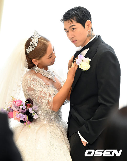 Rapper Trudie Goodwin and baseball player Rhee Dae-eun posted a Wedding ceremony at the Grand Hill Convention in Seoul on the afternoon of the 5th after four years of devotion.Trudie Goodwin won the cable channel Mnet Survival Program Until Pretty Rap Star 2 in 2015, and Rhee Dae-eun joined the Chicago Cubs in 2007 and played in the minor leagues and led the KT Wiz integrated championship.Trudie Goodwin, Rhee Dae-eun, is filming: 2021.12.05