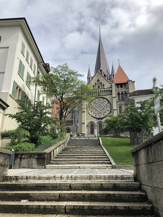 13세기에 지어진 로잔 대성당은 스위스를 대표하는 고딕양식 건축물이다. 화려한 조각으로 장식된 정문과 길게 뻗어 있는 내부, 2003년 디자이너에 의해 새롭게 설치된 파이프 오르간, 종탑에서 바라보는 전경 등 매력적인 요소가 풍부하다.