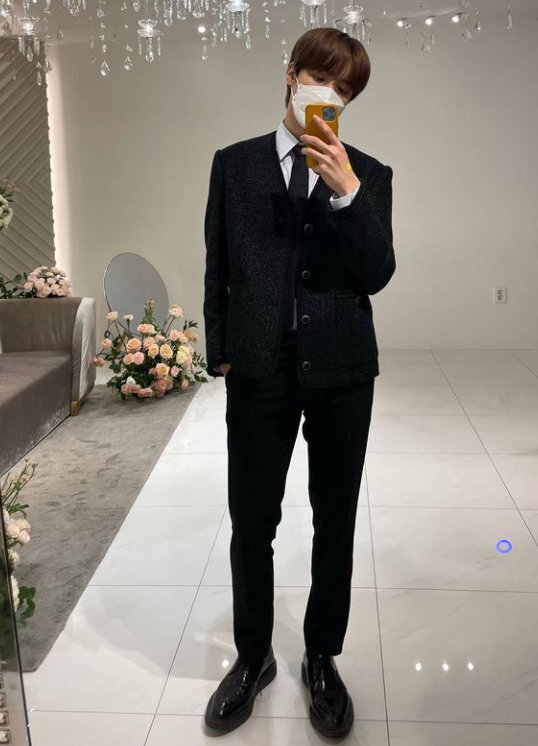 Group Monsta X showcased a stunning suit fit with a guest look.Monsta X Wait posted a photo of the choreographers wedding scene on his instagram on the 4th, saying, I love our Jung Wan Lee who plays Rush Hour at the wedding ceremony.I almost cried. Minhyuk also said, The day I felt the most special this year. Thank you for raising and raising me. Happy!! the congratulatory message said.The main contribution said, I met my brother since I was a junior high school student, and after I was a trainee, I became a monec and came together with my brothers choreography.I was just wondering when you were going to get married, and thats today. Im really celebrating the wedding.Monsta X, who boasted a nice suit fit, was also known to have celebrated at the wedding ceremony.Monsta X, who finished the official activity of the mini 10th album No Limit on the 1st.They will continue their activities with Monsta X: THE DREAMING, which will be released for the first time in the world at CGV in Korea on the 8th, and the second United States of Americas regular album THE DREAMING, which is about to be released on the 10th.