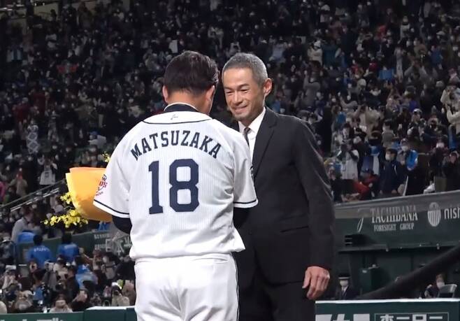 ▲ 마쓰자카 다이스케(왼쪽) 은퇴식에 깜짝 참석한 스즈키 이치로. ⓒ 세이부 라이온스 SNS 영상 캡처