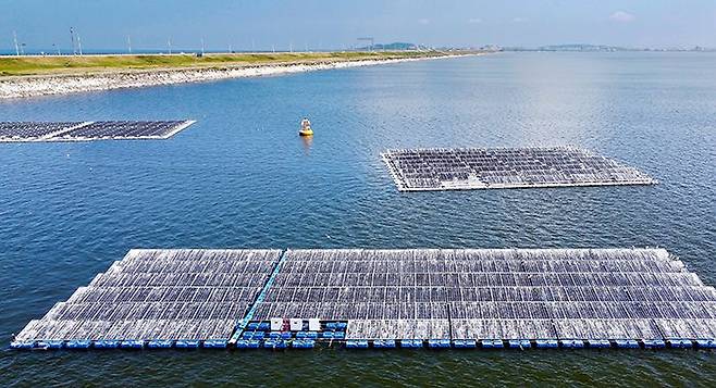 지난 8월 전북 군산시 비응도동 새만금호 수상 태양광 패널. 내년 4월 1차 가동이 목표였지만 송·변전 설비 건설 공사가 지연되면서 차질이 불가피해졌다. 무어 박사는 “친환경을 위해 갯벌을 메워 만든 간척지에 태양광을 짓는다는 현실이 아이러니하다”고 지적했다. /김영근 기자