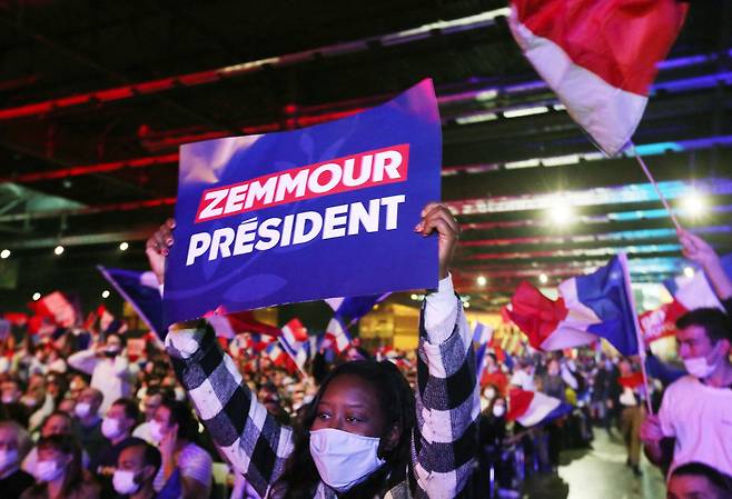 5일 파리 외곽 빌팡트의 파크데젝스포지시옹에서 열린 2022년 프랑스 대선 후보 에릭 제무르의 파리 집회에서 한 아프리카계 지지자가 "에릭 제무르를 대통령으로"라고 쓴 구호를 들어보이고 있다. /연합=AFP