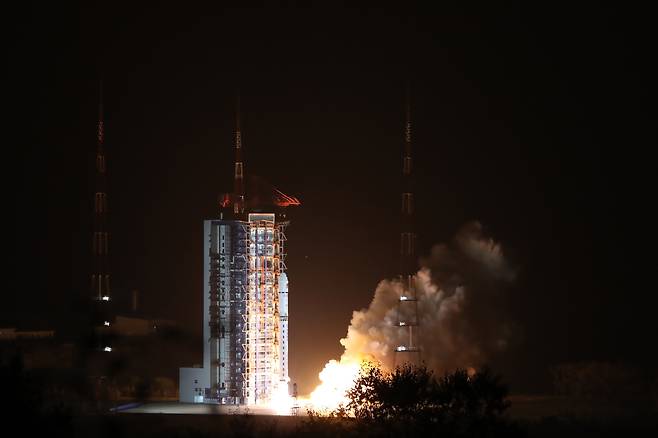 중국의 첫 태양 탐사 위성 '시허(羲和)호'를 탑재한 창정(長征)-2D 로켓이 지난 10월 14일 산시성 타이위안의 위성발사센터에서 발사되고 있다. 중국국가항천국(CNSA)은 당시 시허호가 예정된 궤도에 성공적으로 진입했다고 발표했다.