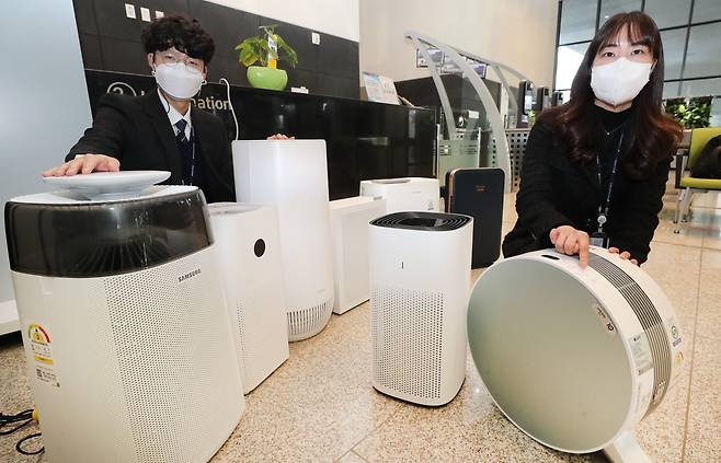한국소비자원 관계자들이 12월 6일 정부세종청사에서 소비자 선호도가 높은 8개 공기청정기 브랜드 제품의 성능 평가 결과를 설명하고 있다. / 연합뉴스